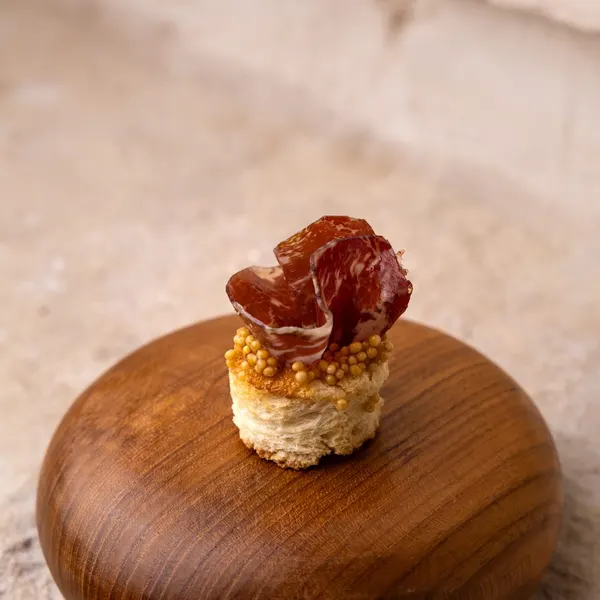 Cecina de León, brioche tostada