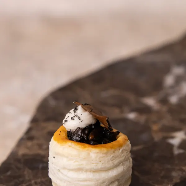 Duxelle de champiñones, crema cacio e pepe y trufa