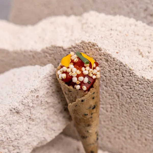 Cornetto de salmón ahumado, crème fraîche, quinoa inflada y yuzu kosho