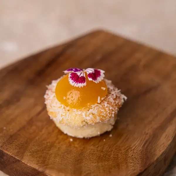 Financier a las cinco especias, esfera de kalamansi